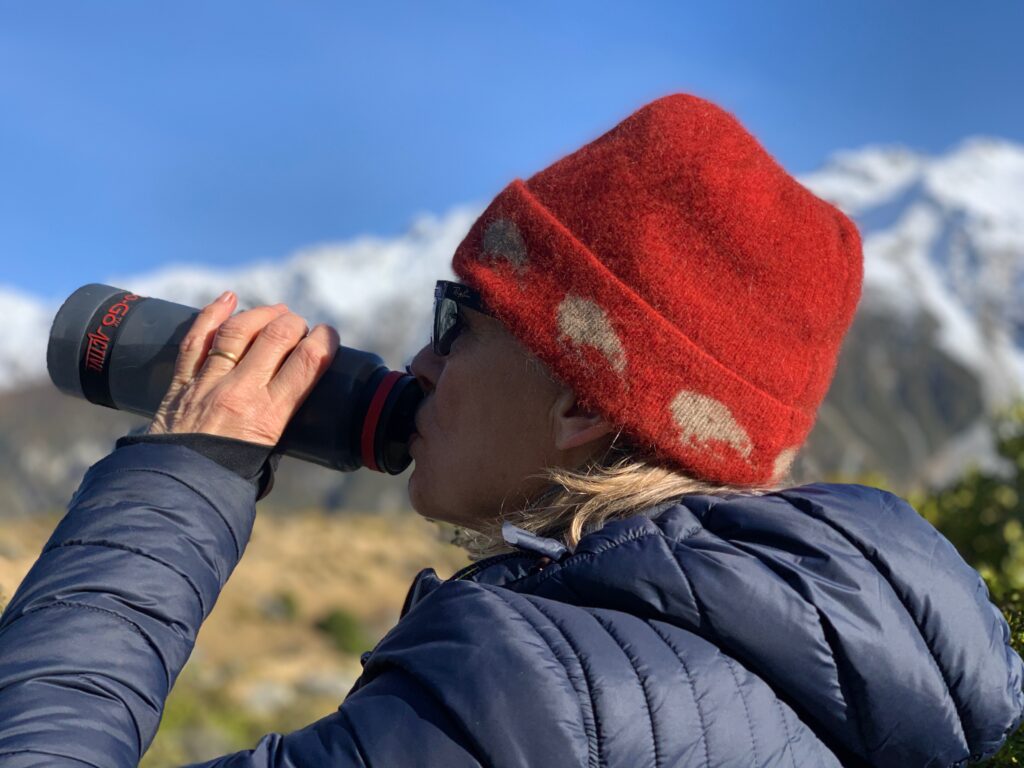 ACTIVE BOTTLE OUTDOORS - DRINKING IN FRONT OF MOUNTAINS